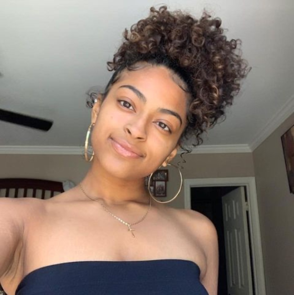 Meet your Posher, Yesenia